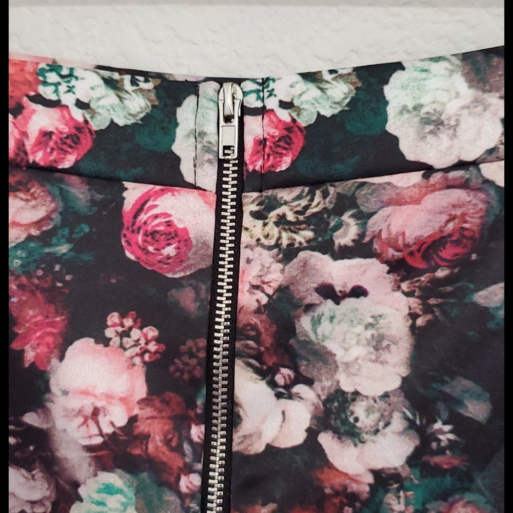 RENAMED Floral rose graphic print skirt Lg. ruffle bottom layer swingy - Picture 4 of 8
